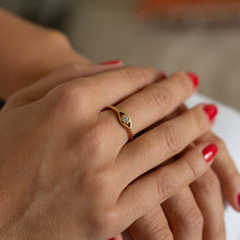 Bague Amarina - dorée 14k œil stylisé asymétrique zirconium portée au doigt - LELIEGE