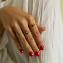 Bague Amarina - dorée 14k œil stylisé asymétrique zirconium portée en accumulation avec bijoux LELIEGE - LELIEGE