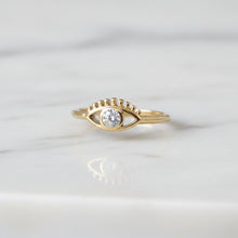 Bague Amarina - dorée 14k œil stylisé asymétrique zirconium présentée - LELIEGE