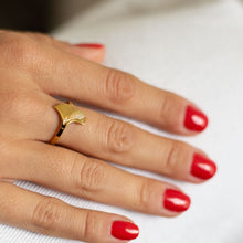 Bague Anthéia - bague ouverte feuille ginkgo ciselée dorée 14k portée au doigt - LELIEGE