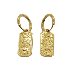 Boucles d'Oreilles Abydos - mini créoles dorées pendentif rectangulaire œil protecteur et astres gravés sur fond blanc - LELIEGE