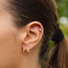 Boucles d'Oreilles Aelia - puce 3 éclats zirconium sertis perles dorées argent S925 18k portées en accumulation avec bijoux LELIEGE - LELIEGE