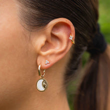 Boucles d'Oreilles Aelia - puce 3 éclats zirconium sertis perles dorées argent S925 18k portées en accumulation avec bijoux LELIEGE - LELIEGE