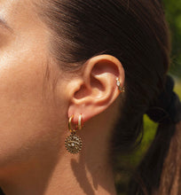 Boucles d'Oreilles Aglaé - mini créoles dorées pendentif rond contour perlé œil protecteur zirconium portées à l'oreille - LELIEGE