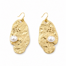 Boucles d'Oreilles Alba - crochet doré pendentif texturé et perle nacrée sur fond blanc - LELIEGE