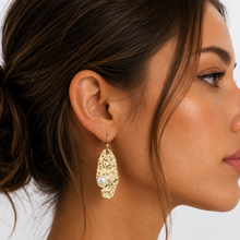Boucles d'Oreilles Alba - crochet doré pendentif texturé et perle nacrée portée à l'oreille - LELIEGE