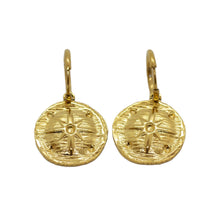 Boucles d'Oreilles Alya - mini créoles dorées pendentif rond texturé étoile en relief sur fond blanc - LELIEGE