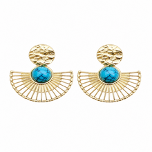Boucles d'Oreilles Aska - puce martelée dorée pendentif éventail et perle turquoise sur fond blanc - LELIEGE