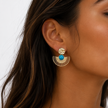 Boucles d'Oreilles Aska - puce martelée dorée pendentif éventail et perle turquoise portées - LELIEGE