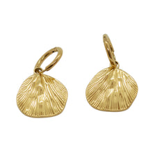 Boucles d'Oreilles Bagatelle - mini créoles dorées pendentif floral gravé sur fond blanc - LELIEGE