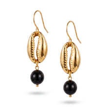 Boucles d'Oreilles Cauri - crochet doré pendentif cauri et perle d'onyx noir sur fond blanc - LELIEGE