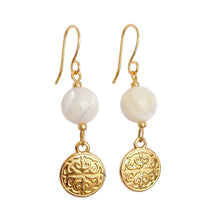 Boucles pendantes Célia - Nacre naturelle et médaille ciselée sur fond blanc - LELIEGE