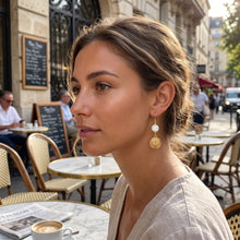 Boucles pendantes Célia - Nacre naturelle et médaille ciselée portées à l'oreille - LELIEGE
