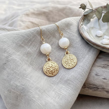 Boucles pendantes Célia - Nacre naturelle et médaille ciselée présentées - LELIEGE