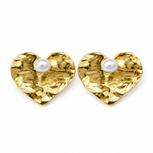 Boucles d'Oreilles Cœur - cœur martelé doré et perle nacrée sur fond blanc - LELIEGE