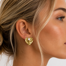 Boucles d'Oreilles Cœur - cœur martelé doré et perle nacrée portée à l'oreille - LELIEGE