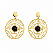 Boucles d'Oreilles Eclipse - puce lisse dorée pendentif ajouré dentelle et perle noire sur fond blanc - LELIEGE