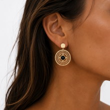Boucles d'Oreilles Eclipse - puce lisse dorée pendentif ajouré dentelle et perle noire portées à l'oreille - LELIEGE