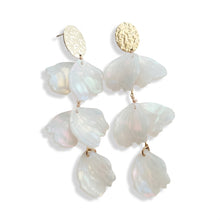 Boucles d’Oreilles Hana - boucles dorées et pétales nacrés sur fond blanc - LELIEGE