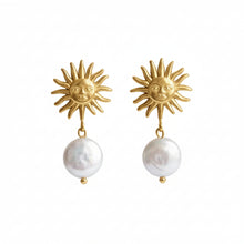 Boucles d’Oreilles Ilia - boucles soleil doré et perle baroque sur fond blanc - LELIEGE