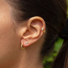 Boucles d'Oreilles Maia - mini créoles argent S925 dorées 18k demi-lune zirconium portées en accumulation avec bijoux LELIEGE - LELIEGE