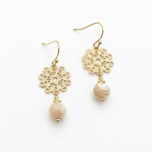 Boucles d’Oreilles Mélia - boucles pendantes en laiton doré motif fleur dentelle et nacre beige sur fond blanc - LELIEGE