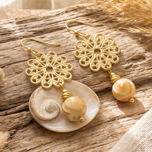 Boucles d’Oreilles Mélia - boucles pendantes en laiton doré motif fleur dentelle et nacre beige présentées - LELIEGE