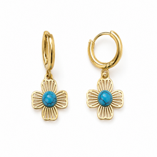 Boucles d'Oreilles Merida - mini créoles dorées pendentif fleur ajourée cœur turquoise sur fond blanc - LELIEGE