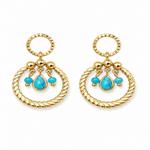 Boucles d'Oreilles Mila - puce anneau ajouré doré pendentif anneau torsadé et 3 perles turquoise sur fond blanc - LELIEGE