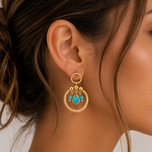 Boucles d'Oreilles Mila - puce anneau ajouré doré pendentif anneau torsadé et 3 perles turquoise portées à l'oreille - LELIEGE