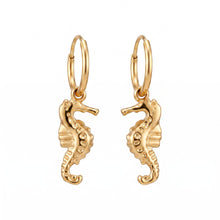 Mini Créoles Isabela - pendentif hippocampe doré sur fond blanc - LELIEGE