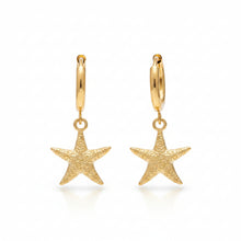 Boucles d'Oreilles Mona - mini créoles et pendentif étoile de mer martelés dorés sur fond blanc - LELIEGE