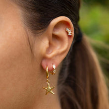 Boucles d'Oreilles Mona - mini créoles et pendentif étoile de mer martelés dorés portées à l'oreille - LELIEGE