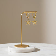 Boucles d'Oreilles Mona - mini créoles et pendentif étoile de mer martelés dorés sur présentoir - LELIEGE