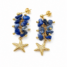 Boucles d'Oreilles Naïade - clou perle dorée grappe sodalite et étoile de mer sculptée sur fond blanc - LELIEGE