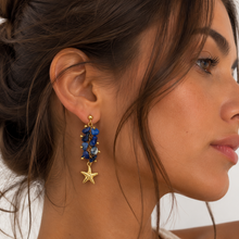 Boucles d'Oreilles Naïade - clou perle dorée grappe sodalite et étoile de mer sculptée portées à l'oreille - LELIEGE