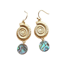 Boucles d'Oreilles Nautile - crochet doré pendentif nautile sculpté et médaille nacre abalone sur fond blanc - LELIEGE