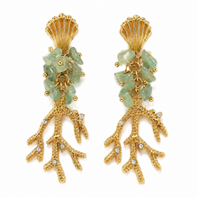Boucles d'Oreilles Océan Précieux - coquille dorée cascade chrysoprase et pendentif corail incrusté zirconium sur fond blanc - LELIEGE