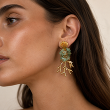 Boucles d'Oreilles Océan Précieux - coquille dorée cascade chrysoprase et pendentif corail incrusté zirconium portées à l'oreille - LELIEGE