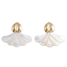 Boucles d'oreilles Océania - Cœur doré renversé et éventail en nacre naturelle  sur fond blanc - LELIEGE