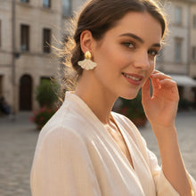 Boucles d'oreilles Océania - Cœur doré renversé et éventail en nacre naturelle  portées à l'oreille - LELIEGE