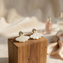 Boucles d’oreilles Océania, cœur doré renversé et éventail en nacre sur un support en bois - LELIEGE 