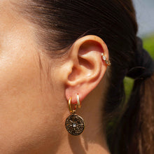 Boucles d'Oreilles Octavia - mini créoles dorées pendentif étoile en relief cœur zirconium portées à l'oreille - LELIEGE