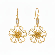 Boucles d’Oreilles Rosalia - pendentif floral doré et zirconium sur fond blanc - LELIEGE