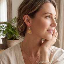 Boucles d’Oreilles Rosalia - pendentif floral doré et zirconium portées à l’oreille - LELIEGE