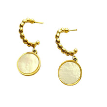 Boucles d'Oreilles Séléné - demi créole perlée dorée et pastille de nacre sertie dorée sur fond blanc - LELIEGE