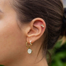 Boucles d'Oreilles Séléné - demi créole perlée dorée et pastille de nacre sertie portées en accumulation - LELIEGE
