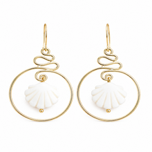 Boucles d'Oreilles Seychelles - crochet doré pendentif rond ajouré et coquillage nacre blanche sculptée sur fond blanc - LELIEGE