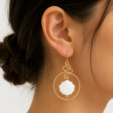 Boucles d'Oreilles Seychelles - crochet doré pendentif rond ajouré et coquillage nacre blanche sculptée portées à l'oreille - LELIEGE