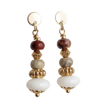 Boucles d’Oreilles Sienna - boucles pendantes dorées en jaspe et nacre sur fond blanc - LELIEGE